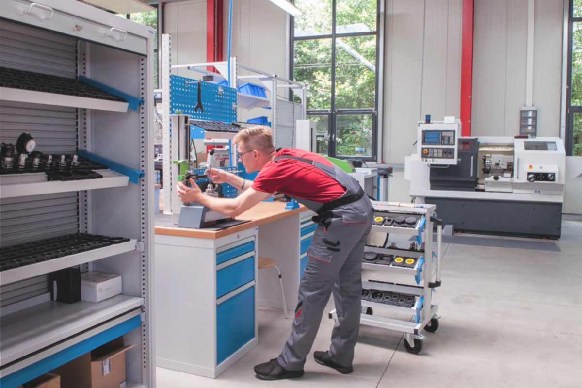 Fachräume Metall ein Mann arbeitet an einer Werkbank für Metalltechnik