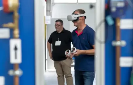 Besucher probiert Virtual / Augmented Reality vor Ort