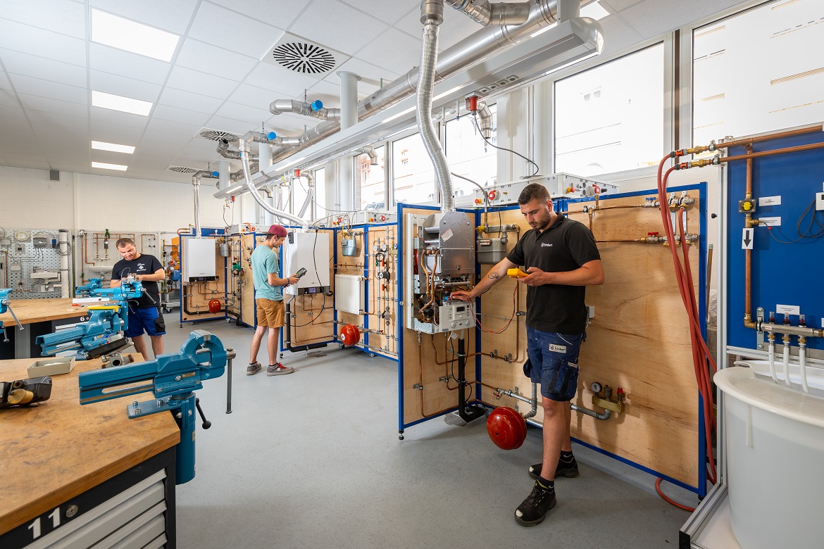 SHK_Ausbildung an Lerninsel Montagewerkstatt, Schulungsraum und Depot für die SHK-Ausbildung.