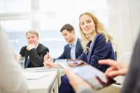 Business Team bei Diskussion der Strategie