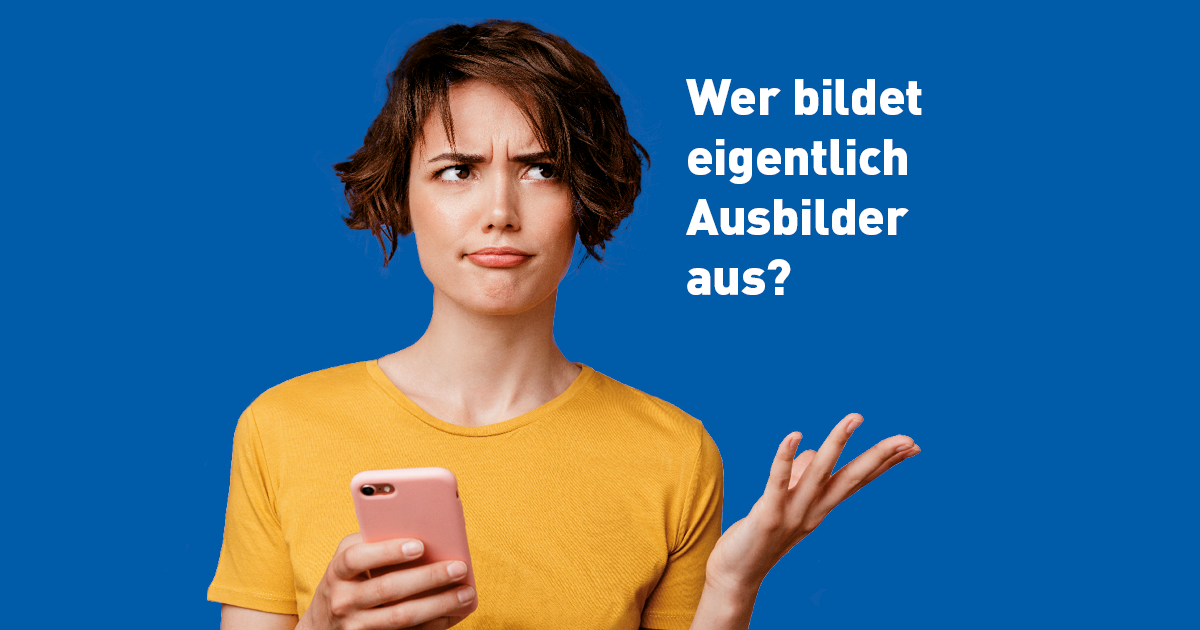 Key-Visual junge Frau mit Handy auf blauem Hintergrund
