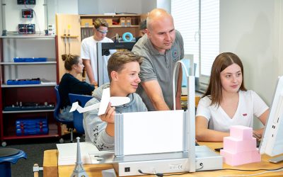 5_Naturwissenschaft-und-Technik_Startseite-800×500-1-400×250 2 Schüler am experimentieren mit Fachperson am erklären