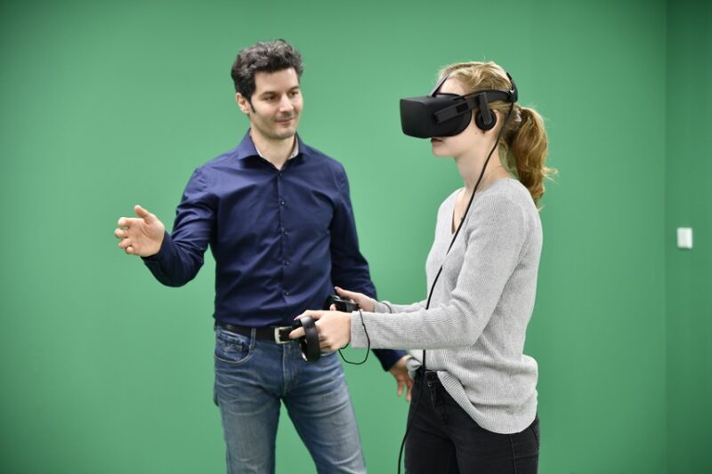 zwei Personen vor einem Greenscreen