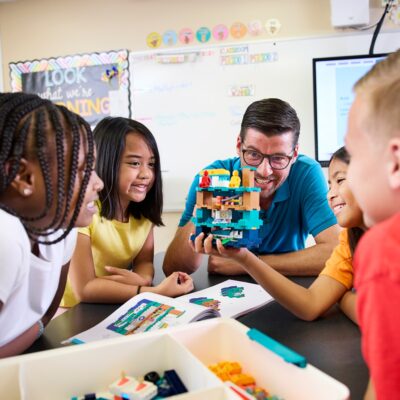 Kinder am spielerischen Lernen