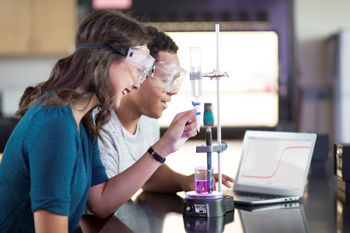 VERNIER_KeyVisual_2025 Zwei Kinder, welche an einem wissenschaftlichen Versuch arbeiten