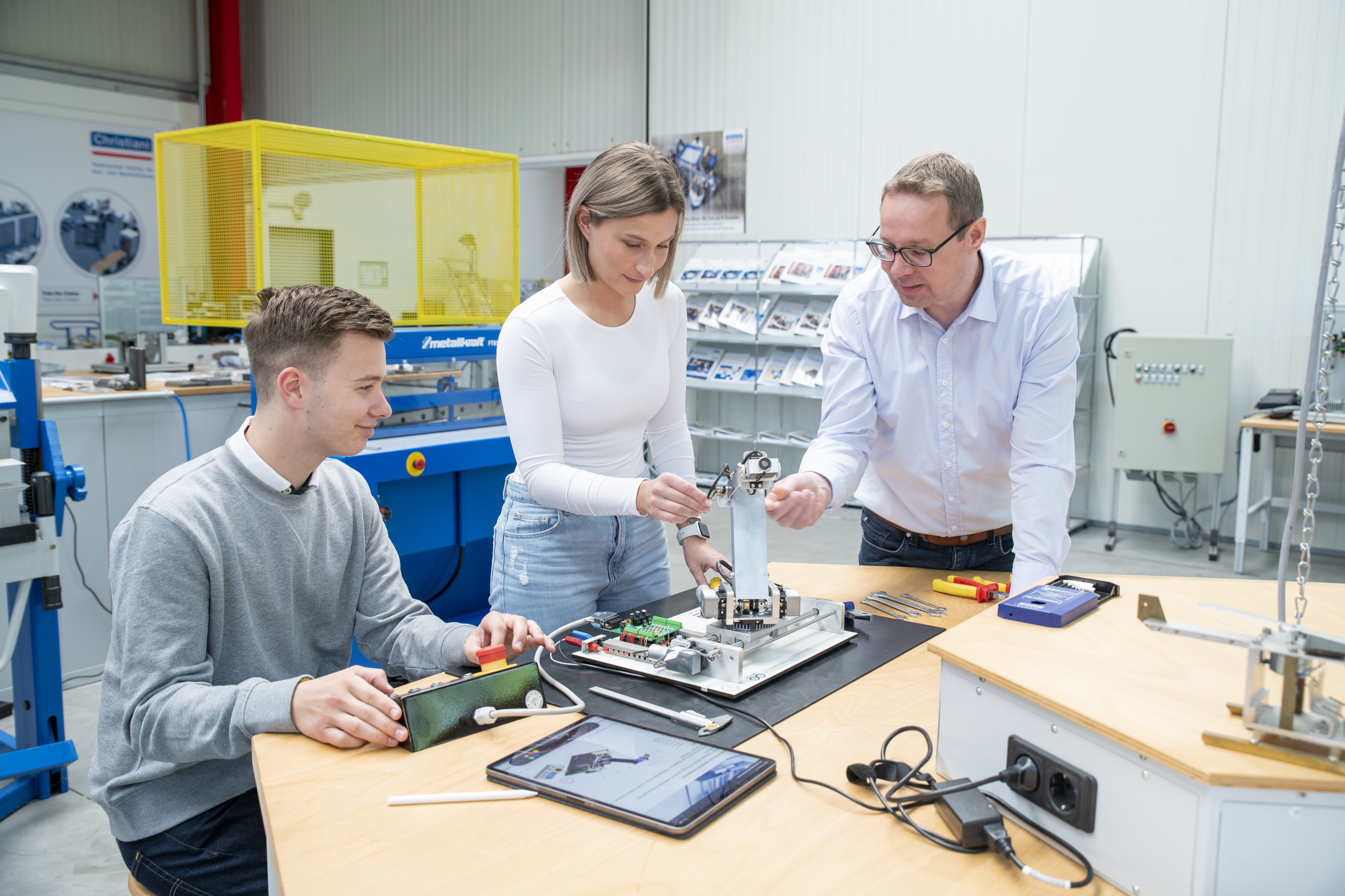 3 Personen arbeiten an einem Projekt