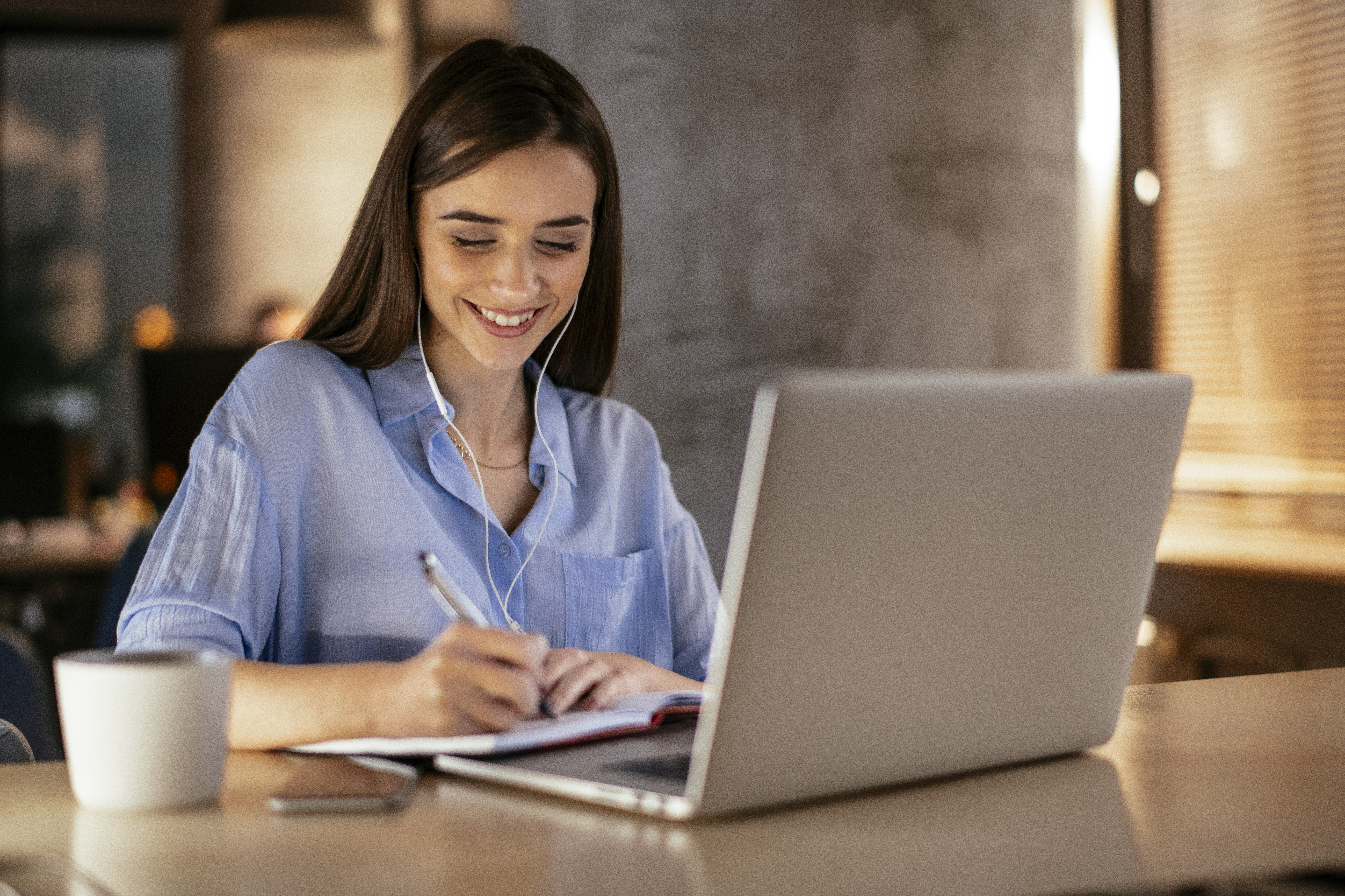 Businesswoman in having a video call on laptop. ein Mann erklärt zwei anderen Männern den Inhalt von einem Plakat