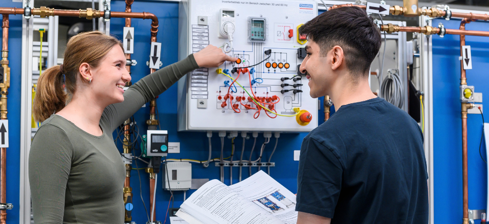 Auszubildende am Lehrsystem Wärmepumpe